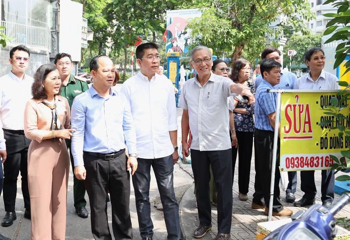  ﻿Về chỉnh trang đô thị, ông Quân nói rằng, sẽ cố gắng làm để góp phần chỉnh trang bộ mặt đô thị﻿. Ông cũng yêu cầu Phòng Kinh tế, Hạ tầng và Đô thị hướng dẫn khu phố thực hiện các mảng xanh, đảm bảo sạch đẹp và an toàn. 