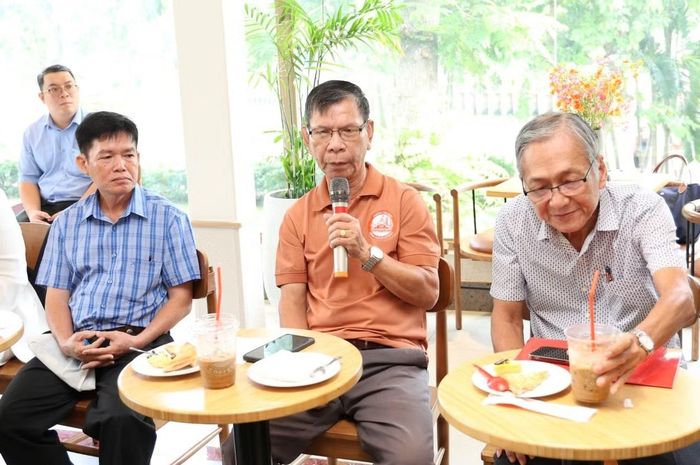 Ông Đào Đức Thiện - Trưởng ban Công tác Mặt trận khu phố 6 cho biết, thời gian qua, Mặt trận đã vận động bà con khu phố và công ty cây xanh thực hiện công trình vườn cây Đại đoàn kết tại khu vực dạ cầu, mang lại diện mạo tươi đẹp cho đô thị. Ông mong phường hỗ trợ thêm để nơi này càng ngày càng đẹp đẽ, an toàn, văn minh. Đồng thời, cần quan tâm hỗ trợ chăm lo đời sống vật chất, tinh thần của bà con khu phố ngày một tốt hơn.