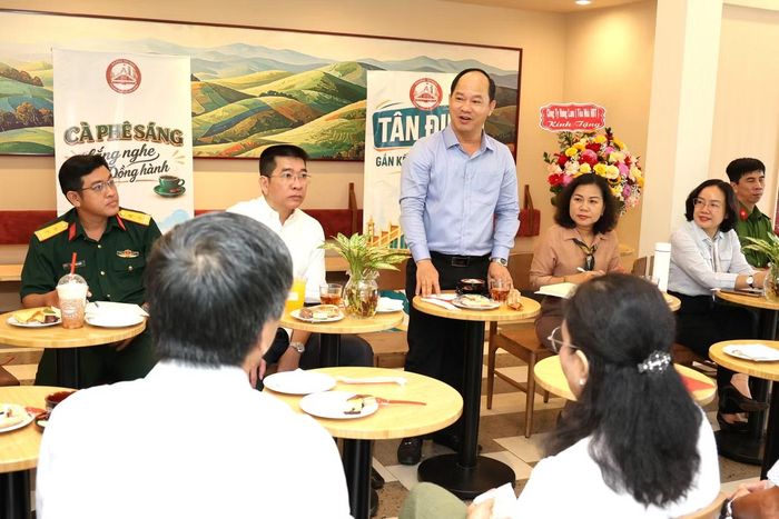 Buổi gặp gỡ do ông Lê Đức Thanh - Bí thư Đảng ủy, Chủ tịch HĐND phường chủ trì, cùng sự tham dự của lãnh đạo Đảng ủy, HĐND, UBND, các phòng chức năng thuộc phường.
