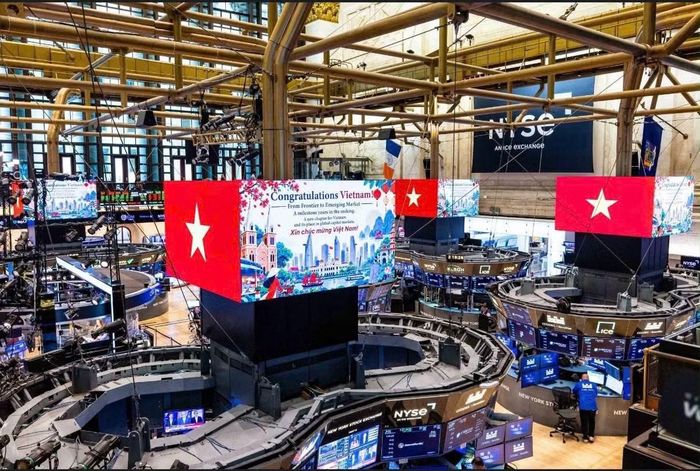 Màn hình điện tử tại NYSE, Mỹ chia sẻ thông điệp: "Chúc mừng Việt Nam! Từ thị trường cận biên lên thị trường mới nổi".