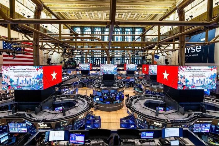 Hình ảnh quốc kỳ Việt Nam xuất hiện nổi bật trên các màn hình điện tử tại NYSE, Mỹ.