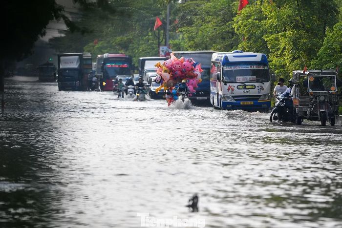 Một số xe máy chết máy sau khi đi qua vùng nước sâu, người dân phải dắt phương tiện vào khu vực ven đường.