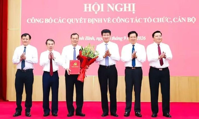 Bí thư Tỉnh ủy Ninh Bình Trần Huy Tuấn tặng hoa chúc mừng và trao quyết định thành lập Đảng bộ HĐND tỉnh