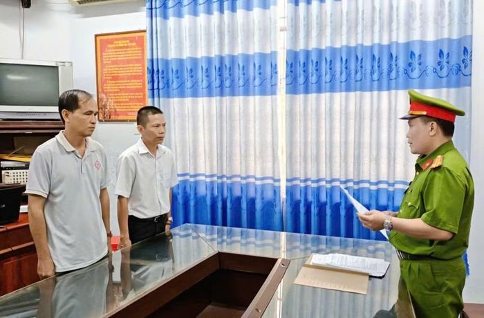 Công an thi hành các quyết định đối với Lê Minh Dũng (bên trái) và Đặng Quốc Huy.