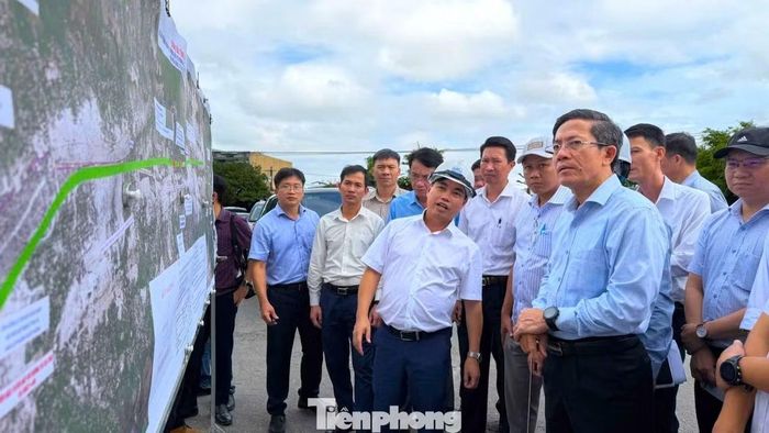 Ông Trần Nam Hưng - Phó Chủ tịch UBND TP Đà Nẵng - kiểm tra tiến độ các dự án trọng điểm phía nam thành phố.