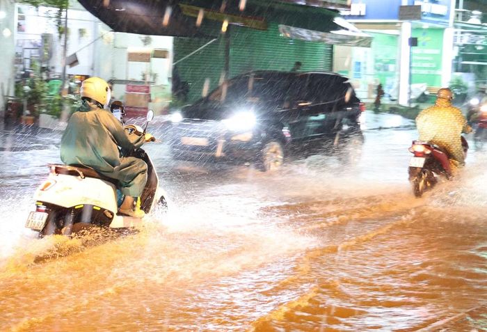 Cơn mưa lớn nhanh chóng khiến cả tuyến đường nhanh chóng thành "biển nước" mênh mông.