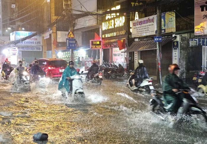 Trong ngày 18/9, trên địa bàn TP. HCM diễn ra nhiều trận mưa ở nhiều thời điểm khác nhau, với lưu lượng lớn. Theo Đài Khí tượng thủy văn Nam Bộ, từ 19h ngày 18/9 đến 19h ngày 20/9, khu vực TP. HCM có mưa vừa, mưa to, có nơi mưa rất to. Tổng lượng mưa trong 48 giờ phổ biến 70 - 150mm, có nơi trên 150mm. Ảnh: Ngô Tùng