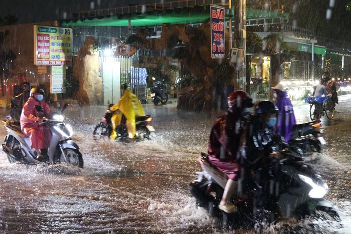 Ghi nhận tại đường Hoàng Hữu Nam, nhiều đoạn ngập sâu khiến các phương tiện lưu thông khó khăn và phải di chuyển chậm.