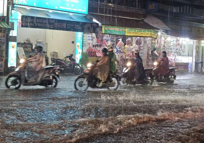 Trên đường Lê Văn Việt, mưa to tạo sóng nước tại những đoạn trũng thấp.