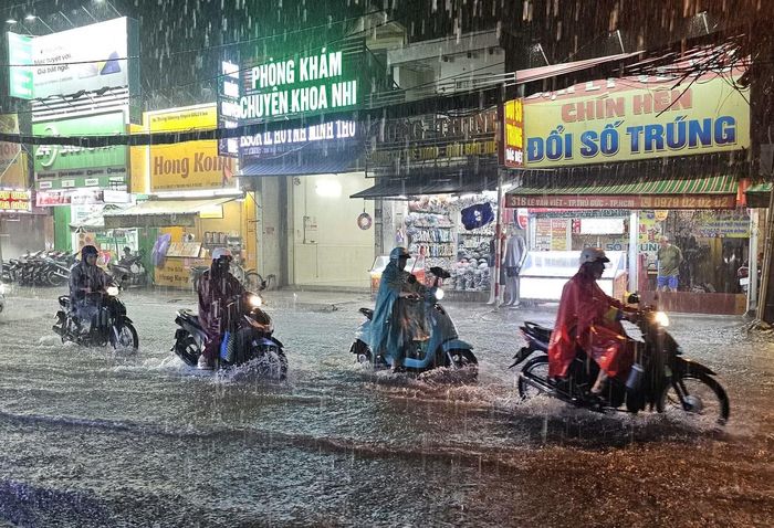 Trận mưa lớn làm đường về nhà của mỗi người thêm chật vật, khó khăn.