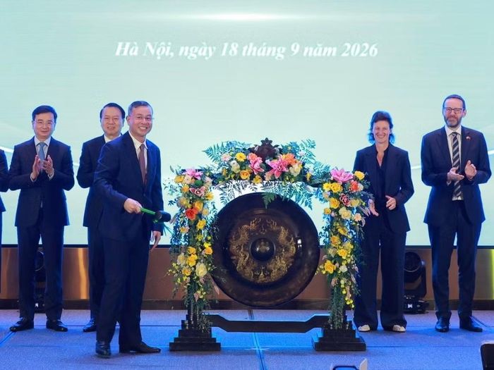 Bộ trưởng Tài chính thực hiện nghi thức đánh cồng. Ảnh: SSC.