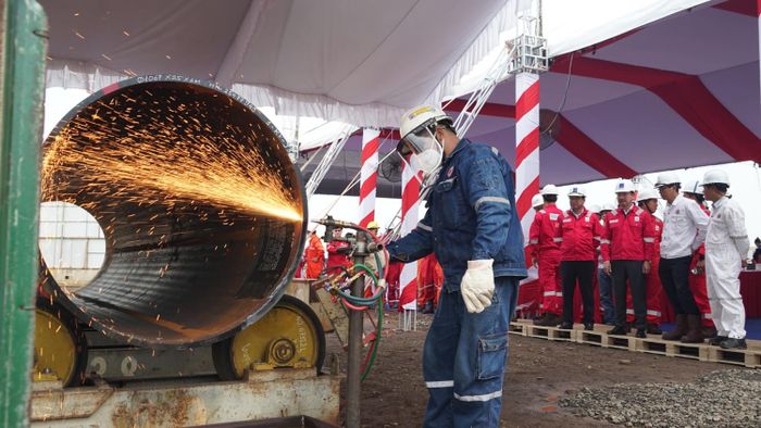Các đại biểu chứng kiến nghi thức cắt thép khởi công dự án.