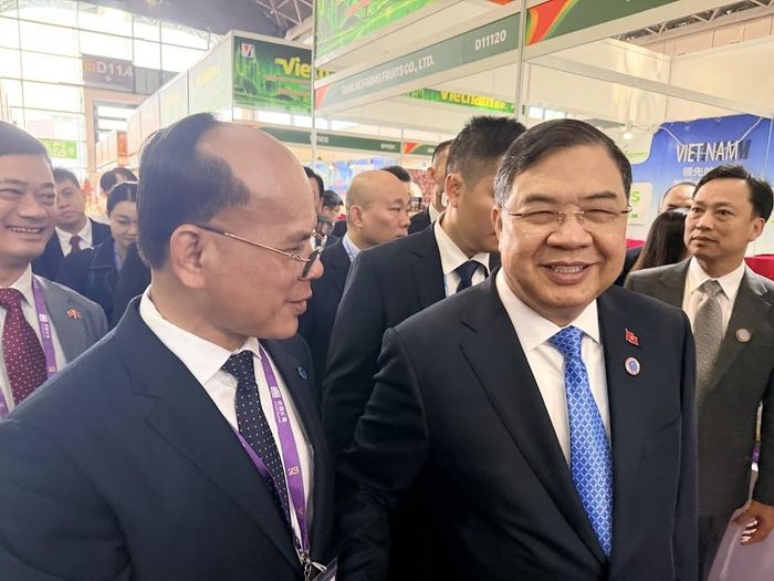 Ông Nguyễn Minh Hưng - Chủ tịch GiP trao đổi với Phó Thủ tướng Chính phủ Phạm Gia Túc.