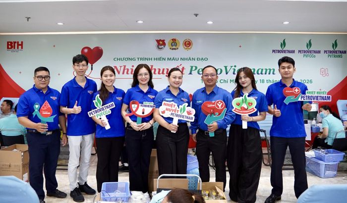 Chị Lê Thị Minh Trang, Bí thư Đoàn Thanh niên PVFCCo-Phú Mỹ (đứng thứ 4 từ phải sang) chia sẻ: "Chương trình là cách để tuổi trẻ PETROVIETNAM, trong đó có tuổi trẻ PVFCCo-Phú Mỹ, đóng góp những giá trị thiết thực cho xã hội bằng những hành động cụ thể”