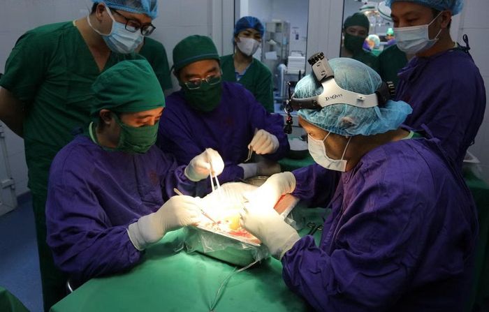 Các y, bác sĩ tiến hành xử lý thận trước khi ghép.