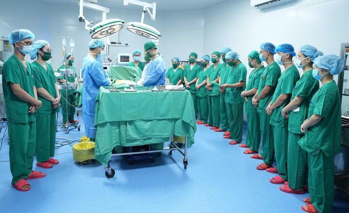 Các y bác sĩ lặng lẽ cúi đầu tri ân một người đã ra đi và một gia đình đã nén nỗi đau để trao lại sự sống cho người bệnh đang cần một phép màu hồi sinh.