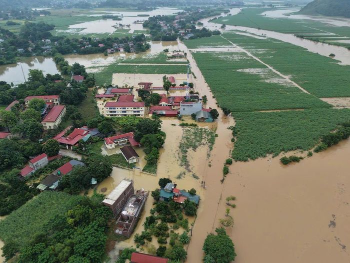 Hàng nghìn hộ dân bị nhấn chìm trong nước