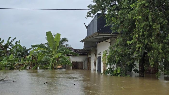 Nhiều khu vực bị ngập sâu do mưa kéo dài