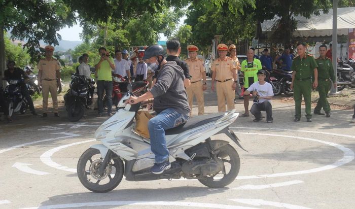 Người dân thực hành kỹ năng điều khiển xe máy trên sa hình dưới sự hướng dẫn của lực lượng CSGT, góp phần nâng cao an toàn giao thông. (Ảnh: CA)