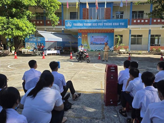 CSGT Đà Nẵng hướng dẫn học sinh kỹ năng tham gia giao thông. (Ảnh: CA)