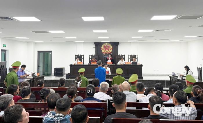 Quang cảnh phiên tòa xét xử bị cáo Trần Văn Thắng về tội giết người.