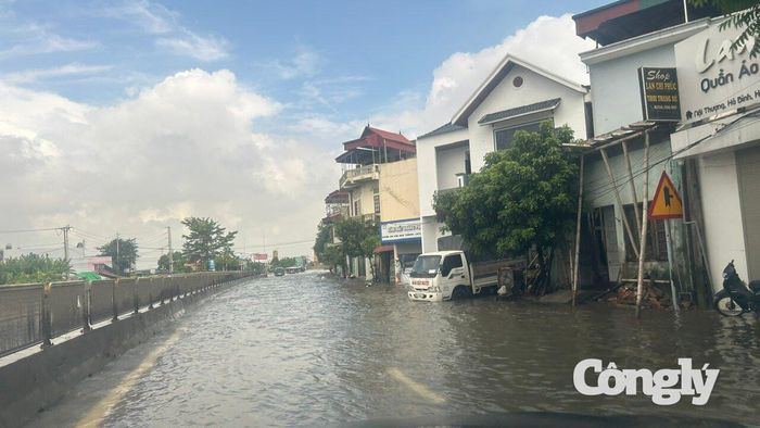 Quốc lộ 1A qua xã Hà Trung vẫn còn nhiều điểm ngập sâu