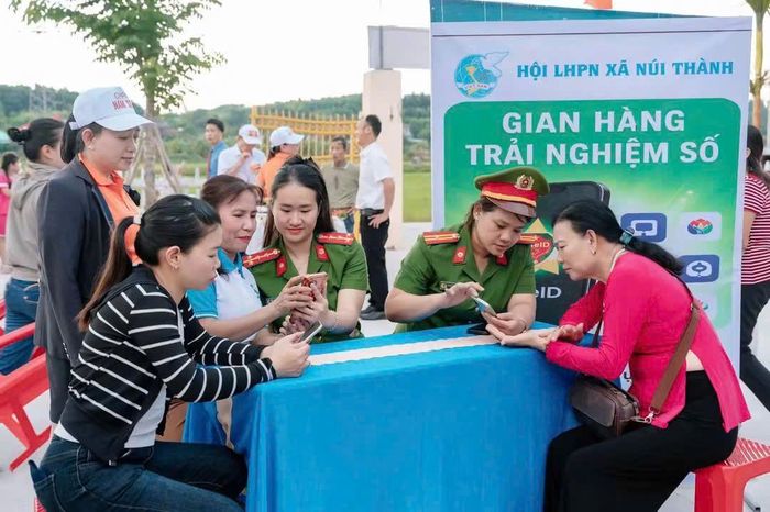 Người dân được hỗ trợ thực hiện thủ tục hành chính trên môi trường số với sự hướng dẫn của lực lượng Công an. (Ảnh: CA)