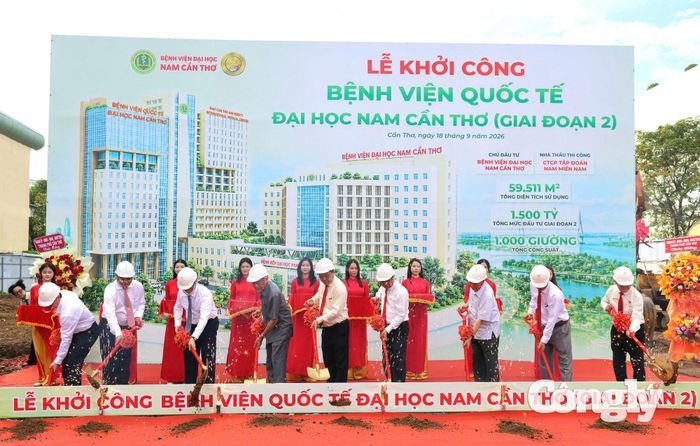 Đại biểu thực hiện nghi thức động thổ khởi công xây dựng.