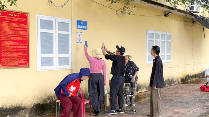 Thân nhân người bị tạm giam thực hiện các quy định thăm gặp.