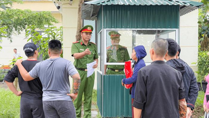 Cán bộ Công an giải thích quy định cho thân nhân người bị tạm giam.