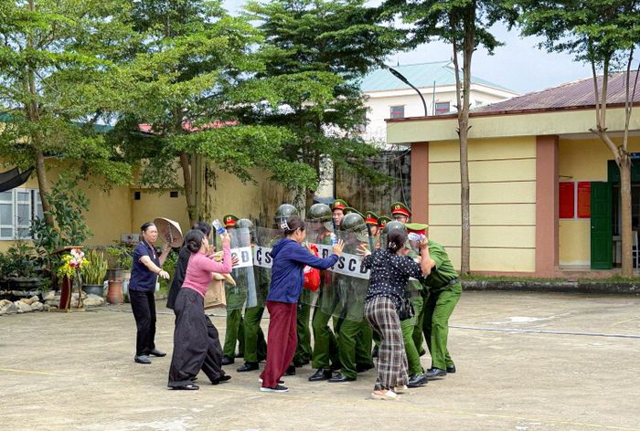 Nhóm thân nhân của người bị tạm giam kích động, tập trung gây rối.