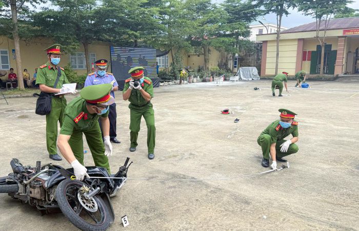 Lực lượng chức năng tổ chức khám nghiệm hiện trường.