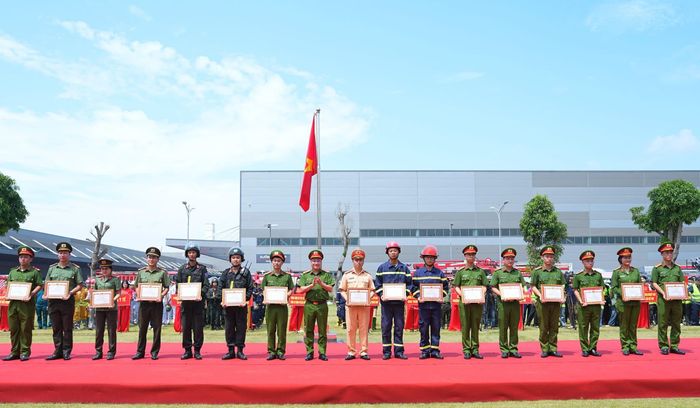 Công an TP. Quảng Ninh trao giấy khen cho các tập thể, cá nhân có thành tích xuất sắc trong công tác tổ chức, diễn tập phương án.