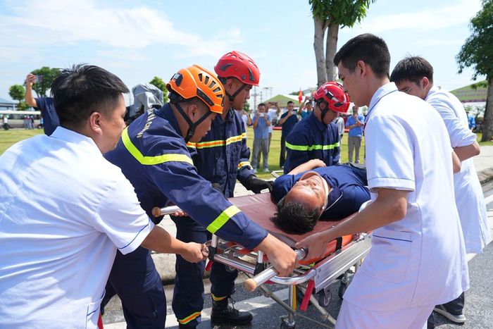Các lực lượng phối hợp đưa người bị nạn ra khỏi khu vực nguy hiểm.