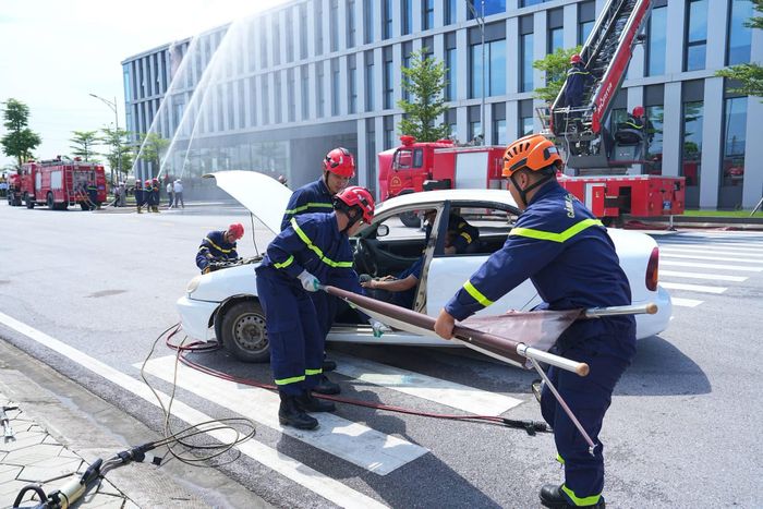 Lực lượng cứu nạn, cứu hộ thực hành giải cứu nạn nhân mắc kẹt trong ô tô.