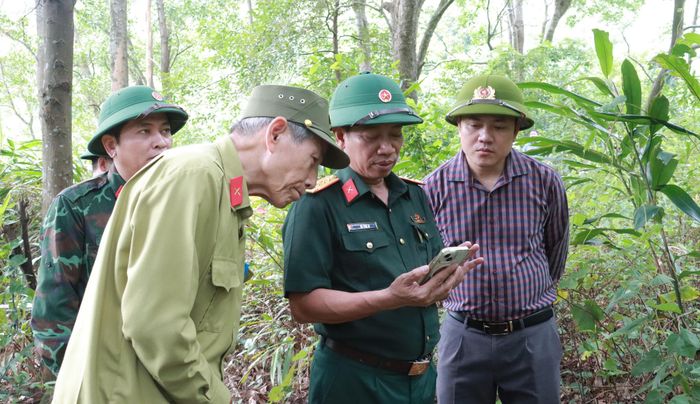 Phó Chính ủy Bộ Chỉ huy quân sự TP Huế cùng lãnh đạo xã Chân Mây – Lăng Cô, nhân chứng kiểm tra thông tin.