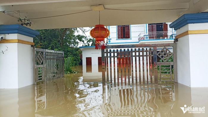 Nhiều nhà dân nước ngập sâu hơn 2m