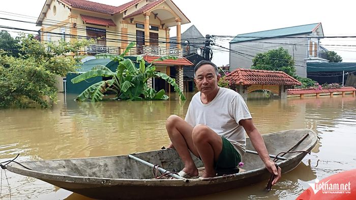 Nước ngập sâu ông Thành chỉ biết kê đồ lên cao rồi đến nhà con ở nhờ