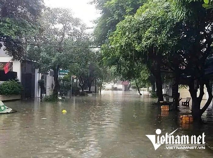 Nhiều tuyến phố ở phường Phù Vân bị ngập