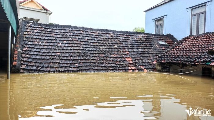 Nhiều ngôi nhà cấp 4 bị nước ngập sâu đến mái