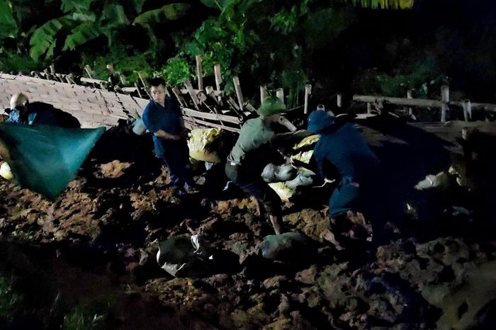 Chính quyền địa phương và lực lượng chức năng phải xuyên đêm để gia cố đê. Ảnh: CTV