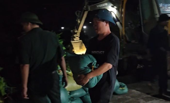 Từng bao đất được đưa đến để gia cố điểm sạt trượt. Ảnh: CTV