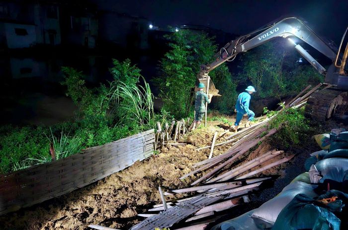 Máy móc cũng được lực lượng chức năng huy động đến hiện trường. Ảnh: CTV
