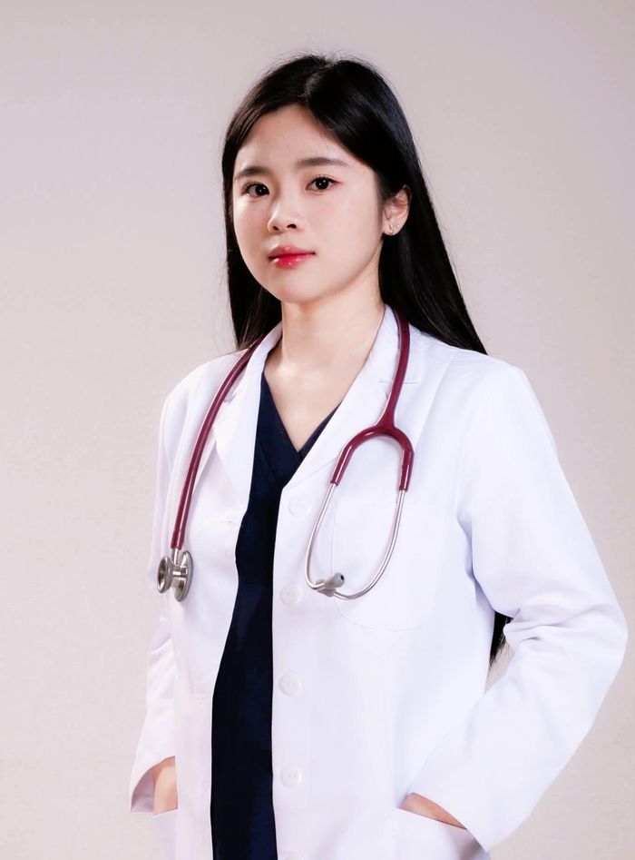 Tú Uyên cho hay mục tiêu trong 3 năm tới là hoàn thành tốt chương trình bác sĩ nội trú, xây dựng nền tảng chuyên môn vững chắc và có thêm nhiều kinh nghiệm thực tế. Ảnh: NVCC.