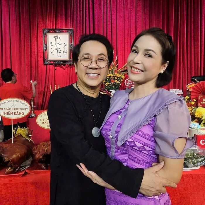 Nghệ sĩ Hương Giang xem đàn anh Thành Lộc là "thần tượng", gắn bó cùng anh suốt từ mới vào nghề đến hiện tại. 