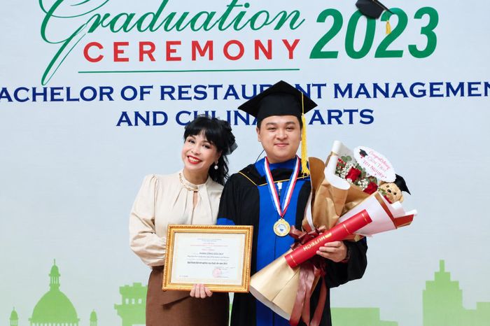 Nghệ sĩ Hương Giang trong ngày con trai tốt nghiệp. Cậu hiện đã đi làm, tự lập và hiếu thảo với mẹ. 