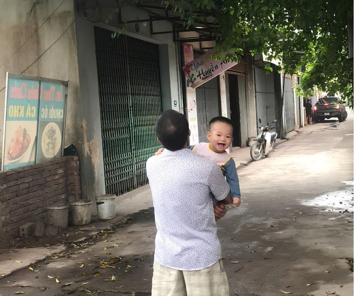 Xuân sống cùng gia đình chồng ở quê. Nhờ được bố mẹ chồng hỗ trợ việc nhà và chăm sóc con cái, cô có thể yên tâm đi làm
