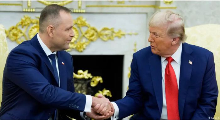 Tổng thống Ba Lan Karol Nawrocki và người đồng cấp Mỹ Donald Trump. Ảnh: UPI
