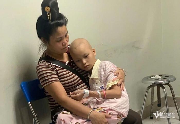 Từ khi Thanh Hà mắc bệnh hiểm nghèo, gia đình phải bán bò và thế chấp nhà lấy tiền điều trị cho con