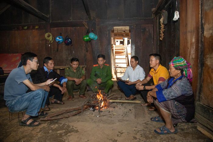 Bên bếp lửa của một gia đình ở Mù Cang Chải, Người có uy tín, cán bộ địa phương trao đổi, hướng dẫn người dân tiếp cận và kiểm chứng thông tin trên mạng xã hội. Ảnh Tuấn Ninh